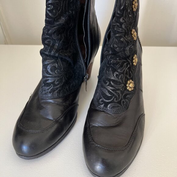 Vintage-Inspired black leather ankle boots - Picture 2 of 2